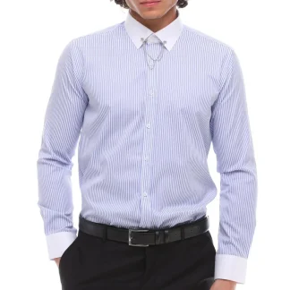 Camisa masculina listrada de popeline com botões, detalhe de corrente e detalhe de fivela. Estilo clássico e formal.