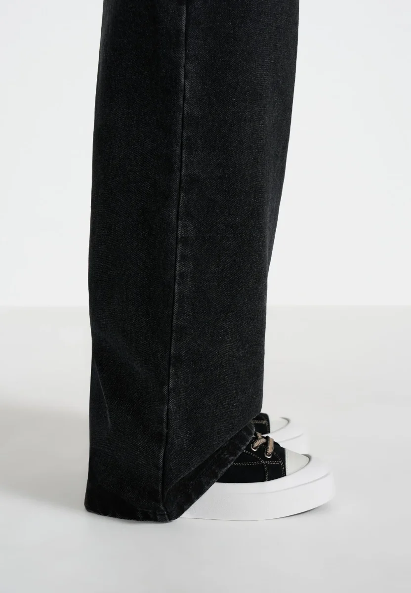 Women's Vienna - Suede Contrast Stitch Sneaker - Black - Image 5