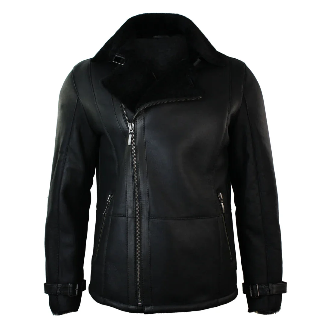 Jaqueta masculina de inverno em pele de carneiro preta, comprimento médio e modelagem ajustada, com zíper cruzado.