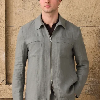 Terno masculino de linho verde sálvia, estilo safari, elegante e casual, com zíper frontal. Ideal para o verão.
