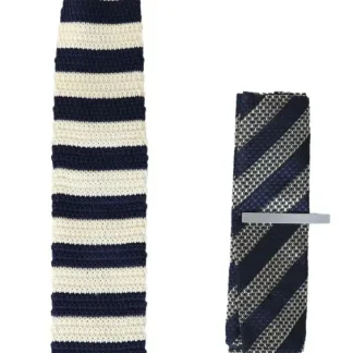 Gravata masculina de malha, lenço de bolso e alfinete, listrada em azul marinho e creme, elegante e formal.