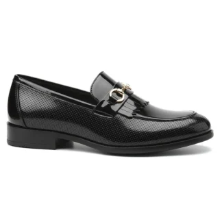 Mocassins masculinos pretos de verniz PU