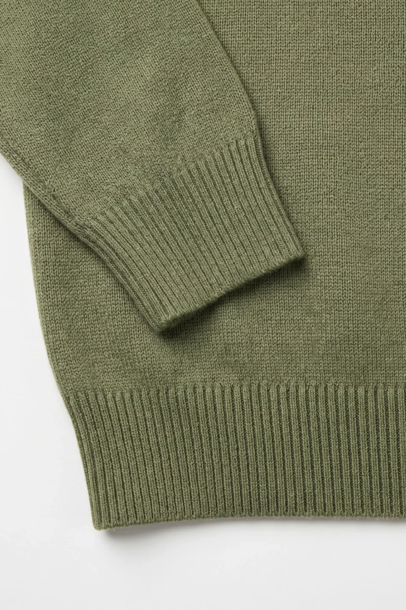 Suéter masculino verde de gola redonda, modelagem regular, em malha. - Image 3