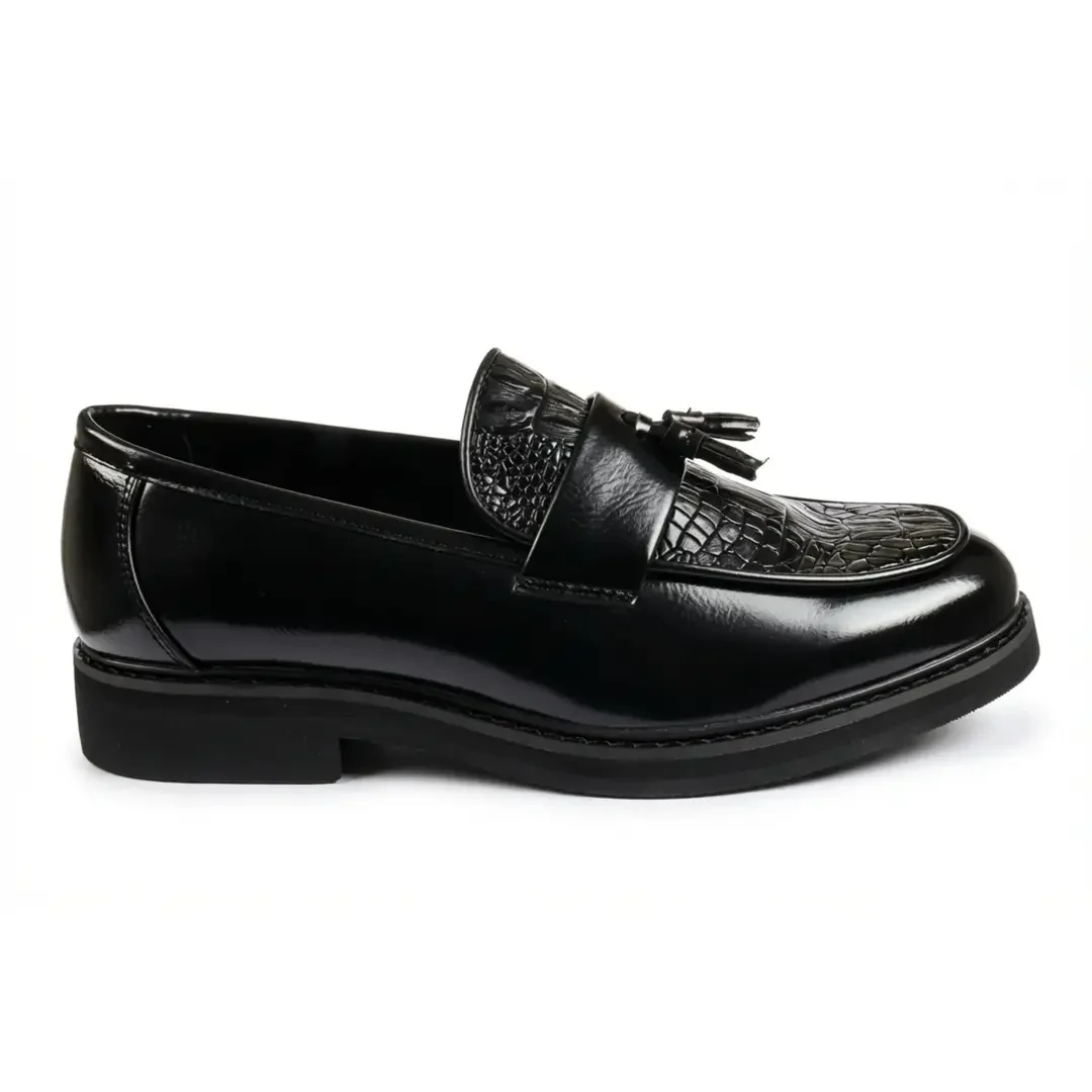 Mocassins masculinos com sola tratorada e detalhes texturizados com borla - Image 2