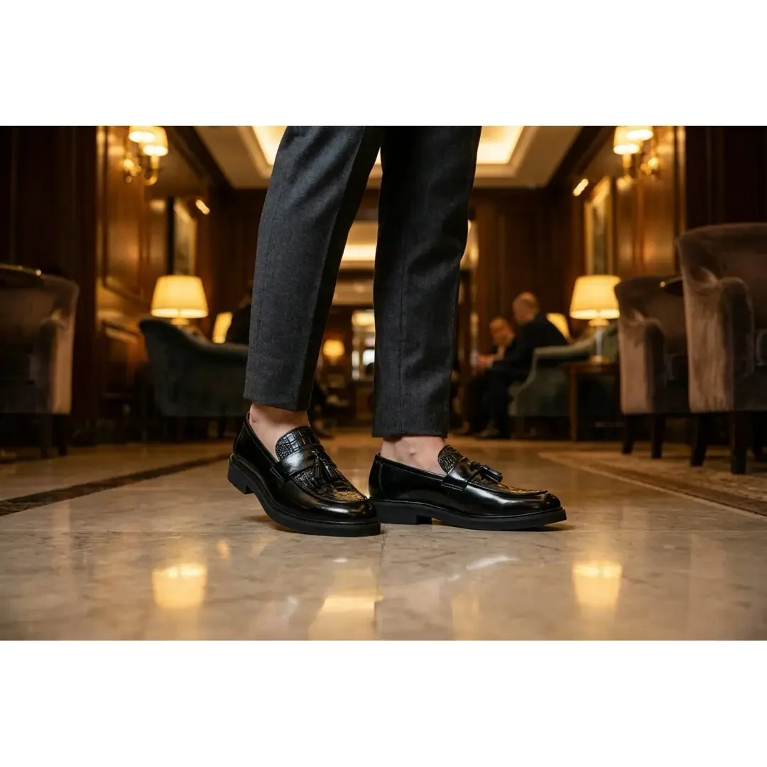 Mocassins masculinos com sola tratorada e detalhes texturizados com borla - Image 4