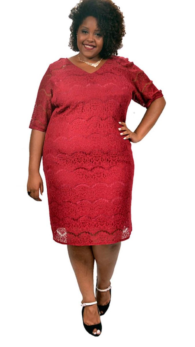 Vestido em Renda Plus Size com mangas